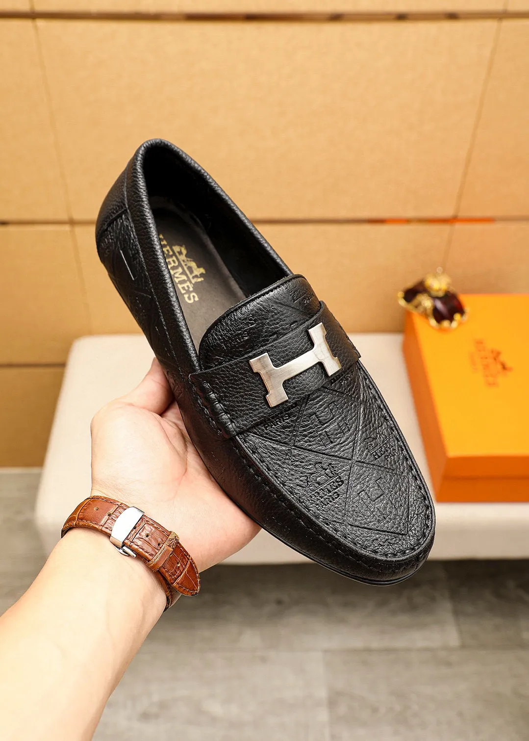 Men's shoes 💰380 💐 Product trademark: HERMES "Hermès" shoes. Regular size: 38-44 (45🉑️customized) Product materials: Selected imported first-layer cowhide embossed upper + classic hardware buckle, imported pig leather lining. Strong three-dimensional visual effect, rubber outsole Color: 1⃣️color optional